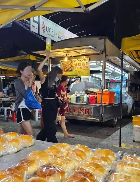 Masih Diinfus, Wanita Ini Tetap ke Pasar Malam untuk Jajan Makanan