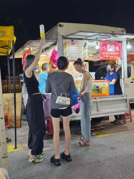 Masih Diinfus, Wanita Ini Tetap ke Pasar Malam untuk Jajan Makanan