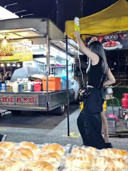 Masih Diinfus, Wanita Ini Tetap ke Pasar Malam untuk Jajan Makanan