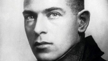 Lahir di Bozen, Austria pada tahun 1895, Valier adalah pionir peroketan yang terkenal karena eksperimennya dengan roket berbahan bakar cair untuk mobil bertenaga roket. Pada bulan April 1930 ia melakukan uji coba mobil roket yang berhasil. Namun satu bulan kemudian ia terbunuh ketika roket berbahan bakar alkohol meledak di tempat uji cobanya di Berlin. Foto: 25List