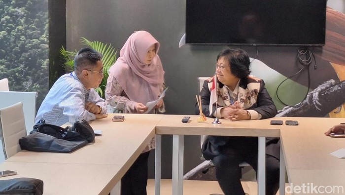 Menteri LHK Siti Nurbaya di sela konferensi pers di Paviliun Indonesia di arena COP28 Dubai (Elvan Dany Sutrisno/detikcom)