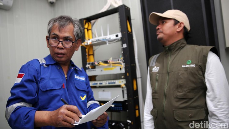 Sumba Timur merupakan salah satu kabupaten di NTT. Ibu kotanya, Waingapu adalah Kota Interkoneksi Palapa Ring yang jadi tulang punggung internet di Sumba Timur.
