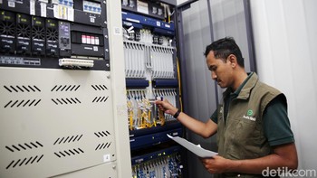 Petugas Bakti Kominfo melakukan monitoring dan evaluasi di Network Operation Center (NOC) Palapa Ring Timur di Desa Palakahembi, Kecamatan Pandawai Waingapu, Kabupaten Sumba Timur.