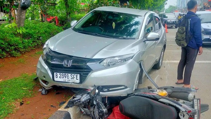 Mobil tabrak motor di Lenteng Agung, Jakarta Selatan, Jumat (2/12/2023).