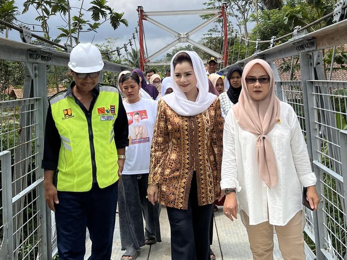 Momen Legislator Gerindra Tinjau Proyek Jembatan Gantung di Cilacap