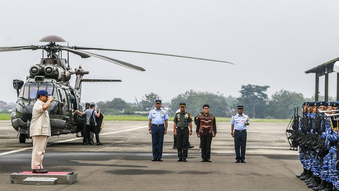 Prajurit bersiap di samping helikopter angkut berat Airbus H225M di Lanud Atang Sendjaja, Kemang, Bogor, Jumat (1/12/2023). Prabowo Subianto menyerahkan delapan unit helikopter angkut berat Airbus H225M yang dirakit oleh PT Dirgantara Indonesia (DI) serta meresmikan full flight simulator Airbus Helicopters H225M kepada TNI AU Skadron Udara 8 Wing 4 Lanud Atang Sendjaja. ANTARA FOTO/Galih Pradipta/foc.