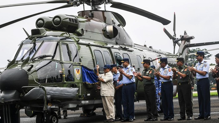 Prajurit bersiap di samping helikopter angkut berat Airbus H225M di Lanud Atang Sendjaja, Kemang, Bogor, Jumat (1/12/2023). Prabowo Subianto menyerahkan delapan unit helikopter angkut berat Airbus H225M yang dirakit oleh PT Dirgantara Indonesia (DI) serta meresmikan full flight simulator Airbus Helicopters H225M kepada TNI AU Skadron Udara 8 Wing 4 Lanud Atang Sendjaja. ANTARA FOTO/Galih Pradipta/foc.