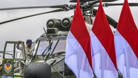 Prabowo sempat meninjau ruang kendali helikopter H225M. Helikopter yang diserahkan ke TNI AU ini dapat mengangkut beban maksimal sebesar 11.200 Kg atau 24.692 lb dengan external load, memberikan fleksibilitas dalam melaksanakan berbagai misi operasi angkutan udara.  