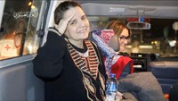Ada sejumlah momen tak biasa terlihat saat pembebasan sandera. Salah satunya saat seorang wanita tersenyum semringah dan memberi hormat kepada pejuang Hamas. Hamas Military Wing/Al-Qassam Brigades via Reuters  