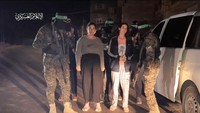 Hamas kembali membebaskan sandera Israel di Jalur Gaza. Pembebasan itu terjadi dalam serangakai pembaruan gencatan senjata hingga Jumat (1/12/2023) waktu setempat. Hamas Military Wing/Al-Qassam Brigades via Reuters