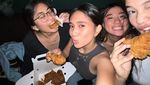 Seru! Ini Momen NIKI Saat Makan Ayam Goreng hingga BBQ