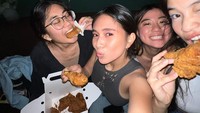Pelantun lagu Every Summertime ini juga sering membagikan aktivitas serunya di Instagram. Momen kuliner bersama teman-temannya juga dibagikan, salah satunya ketika menyantap ayam goreng yang crispy. Foto: Instagram @nikizefanya