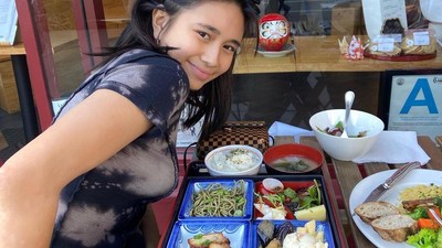 Seru! Ini Momen NIKI Saat Makan Ayam Goreng hingga BBQ