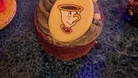 Saat liburan ke Walt Disney World dibagikan, NIKI tampak kulineran di kafe bertemakan Beauty and The Beast. Ia menikmati kue yang manis legit. Foto: Instagram @nikizefanya