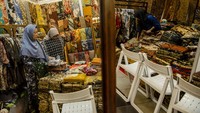 Pengunjung melihat baju dan kain batik pada Pameran Batik Bordir dan Tenun Nusantara 2023 di Graha Manggala Siliwangi, Bandung, Jawa Barat, Jumat (1/12/2023).