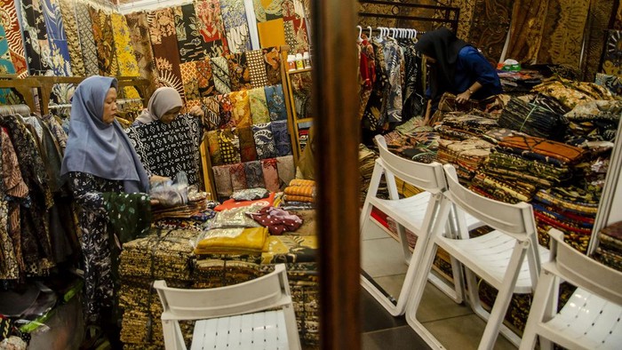 Pameran Batik Bordir dan Tenun Nusantara Pengunjung melihat baju dan kain batik pada Pameran Batik Bordir dan Tenun Nusantara 2023 di Graha Manggala Siliwangi, Bandung, Jawa Barat, Jumat (1/12/2023). Pameran bertema Legenda Wastra Nusantara itu diikuti oleh pelaku UMKM dan perajin batik dari berbagai daerah di Indonesia untuk pelestarian kain khas Indonesia dan promosi dalam mendukung peningkatan penjualan serta penggunaan produk wastra khas dalam negeri. ANTARA FOTO/Novrian Arbi/nym.