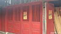 Meskipun telah syuting pada Agustus 2022 lalu, beberapa properti syuting seperti papan nama warung dan poster Kretek Merah masih terpajang di sini. Hal ini lah yang menjadi daya tarik yang mendatangkan wisatawan.
