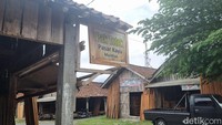 Pasar Kayu Muntilan bukanlah destinasi wisata, namun setelah penayangan Gadis Kretek pasar ini ramai dikunjungi wisatawan. Banyak yang penasaran dan ingin berfoto spot-spot syuting ini. (Lintia Elsi/detikcom)