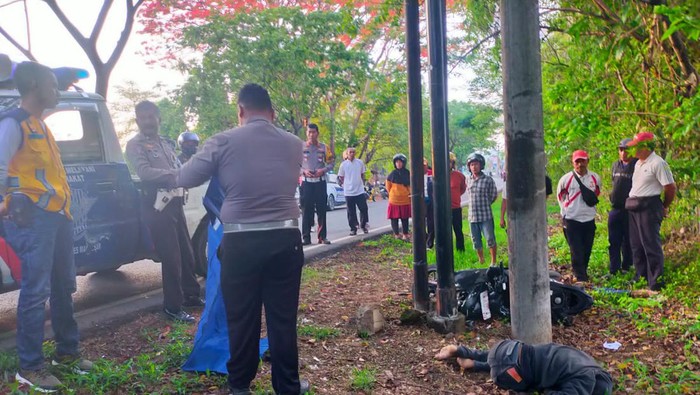 Pelajar di Makassar kecelakaan tunggal dengan menabrak tiang listrik di tepi jalan.