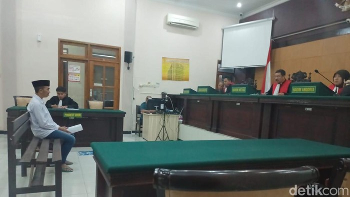 Pelaku pemerkosaan saat menjalani sidang di PN Mojokerto