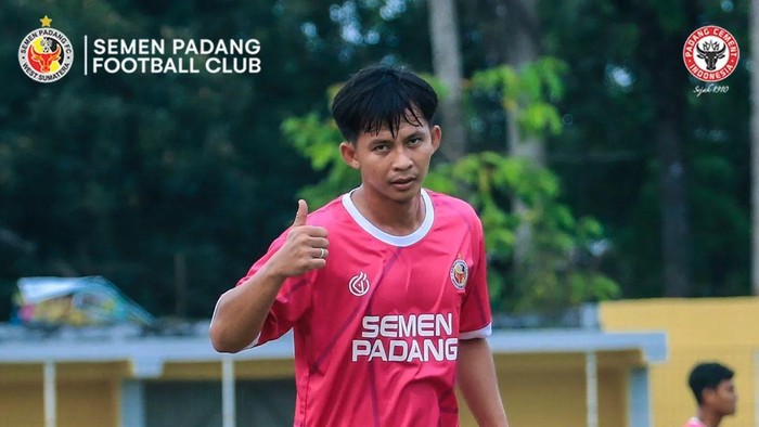 Pemain baru Semen Padang FC Risna Prahalabenta Ranggalelana. (Dok Semen Padang)