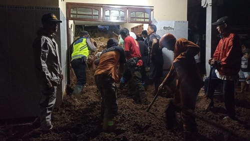 Anggota BPBD Bangli, polisi, tentara, dan warga setempat membersihkan longsor di rumah lansia di Desa Jehem, Kecamatan Tembuku, Kabupaten Bangli, Bali, Kamis malam (30/11/2023).