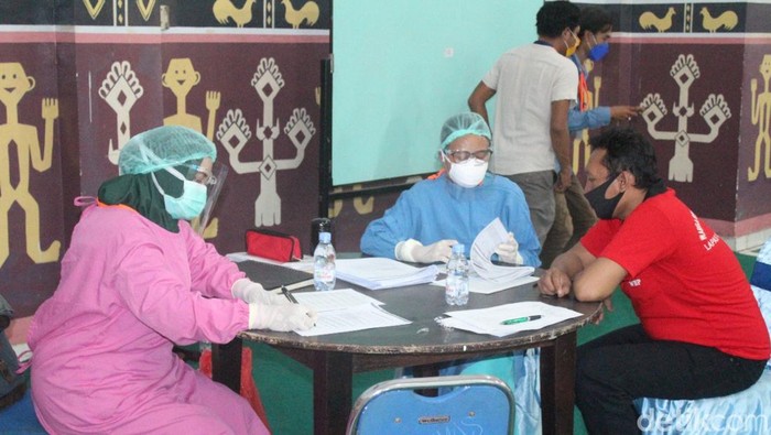Pemeriksaan HIV/AIDS di klinik utama PKBI Jatim.