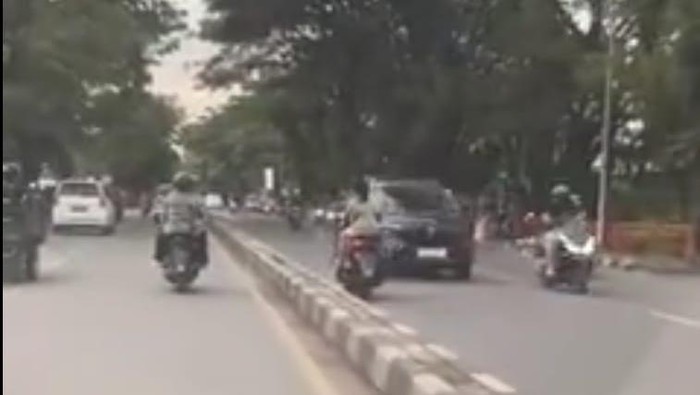 Pemotor wanita lawan arus di Jalan Sultan Alauddin, Makassar.