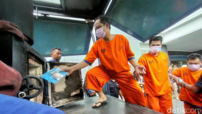 Pemusnahan barang bukti 1,3 kg sabu-sabu di Kantor BNNP Jatim.