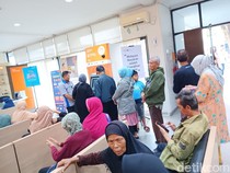 Wuihh... Begini Ramainya Pencairan Dana Pensiun saat Awal Bulan