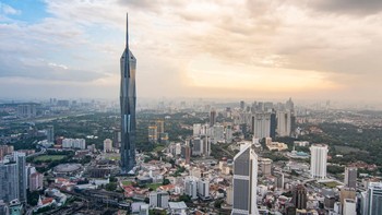 #2 Merdeka 118, Kuala Lumpur, Malaysia. Gedung yang juga dikenal dengan nama PNB 118 ini adalah gedung tertinggi kedua di dunia, menjulang di ketinggian 2.228 kaki, dan baru selesai dibangun. Nama asli gedung tersebut merupakan kependekan dari Permodalan Nasional Berhad, sebuah perusahaan manajemen investasi Malaysia yang mengembangkan proyek tersebut dan akan menempati sebagian besar gedung tersebut ketika resmi dibuka pada tahun 2024. Sedangkan nama ‘Merdeka’ menandakan kemerdekaan dan kehormatan serta di dekatnya terdapat Stadion Merdeka, tempat deklarasi kemerdekaan Malaysianpada tahun 1957. Foto: via ArchitecturalDigest