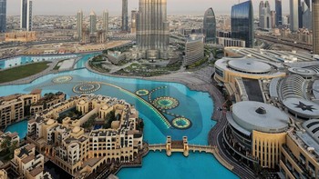 #1 Burj Khalifa, Dubai, Uni Emirat Arab. Burj Khalifa saat ini memegang gelar gedung tertinggi di dunia. Pencakar langit setinggi 2.717 kaki ini terletak di Dubai dan menampung apartemen, perkantoran, hotel, restoran, dan area pengamatan serta tontonan tertinggi di dunia. Pembangunan gedung yang dirancang oleh Adrian Smith dari Skidmore, Owings & Merrill ini dimulai pada tahun 2004 dan resmi selesai pada tahun 2010. Sejak itu, gedung ini tidak hanya menjadi gedung tertinggi di dunia, tetapi juga dengan jumlah lantai terbanyak. Nama Burj Khalifa berasal dari Sheikh Khalifa bin Zayed Al Nahyan, mantan presiden Uni Emirat Arab. Foto: via ArchitecturalDigest