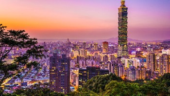 #11 Taipei 101, Taipei, Taiwan. Taipei 101 tingginya 1.667 kaki. Bentuk gedung ini terinspirasi oleh arsitektur pagoda. Pencakar langit ini sebagian besar merupakan kantor, tetapi ada juga restoran dan area pengamatan. Setiap malam Tahun Baru, kembang api dinyalakan dari atap untuk menarik wisatawan dari seluruh dunia. Foto: via ArchitecturalDigest