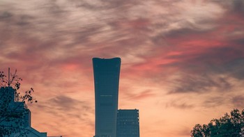 #10 Zun Tower, Beijing, China. Zun Tower juga dikenal sebagai CITIC Tower. Pencakar langit ini berdiri setinggi 1.732 kaki dan sebagian besar merupakan perkantoran. Zun artinya wadah anggur kuno khas China, sehingga bangunannya mencerminkan bentuk ini. Desainnya merupakan kolaborasi antara firma arsitektur Farrells dan KPF. Foto: via ArchitecturalDigest