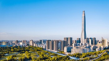 #9 Tianjin CTF Finance Center, Tianjin, China. Tianjin CTF Finance Center adalah ‘kembaran’ Guangzhou CTF Finance Center. Tingginya 1.739 kaki, dinding kacanya melengkung indah berfungsi mengurangi paparan angin, Matahari, dan kelembapan. Bangunan ini, seperti juga bangunan tertinggi di dunia lainnya, terutama digunakan untuk perkantoran, apartemen, ruang ritel, dan hotel. Gedung ini dirancang oleh arsitek Skidmore, Owings & Merrill. Foto: via ArchitecturalDigest