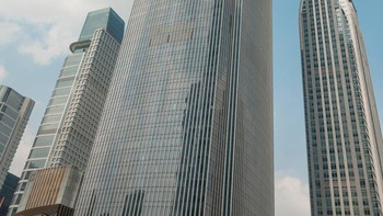 #8 Guangzhou CTF Finance Center, Guangzhou, China. Seperti disebutkan sebelumnya, gedung ini ‘kembaran’ dengan Tianjin CTF Finance Center. Tingginya pun sama, 1.739 kaki. Dari segi desain, Guangzhou CTF Finance Center memiliki siluet yang lebih kotak dan berada di atas podium delapan lantai. Bangunan ini menampung kantor, kamar hotel, dan ruang ritel. Forth Bagley, arsitek utama proyek ini, menggunakan ubin kaca putih untuk tiang vertikal struktur bangunan yang mencerminkan tradisi kerajinan lokal. Gedung menjulang ini merupakan salah satu karya KPF. Foto: via ArchitecturalDigest