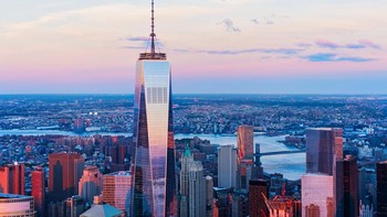 #7 One World Trade Center, New York City, AS. Dengan ketinggian 1.775 kaki, One World Trade Center di New York adalah gedung tertinggi di kota dan negara tempat ia berdiri. Sebagai perbandingan, Empire State Building hanya setinggi 1.453 kaki. Bangunan ini dirancang oleh David Childs dari Skidmore, Owings & Merrill dan dibangun di lokasi asli menara World Trade Center yang runtuh dalam tragedi 11 September 2001. One World Trade Center bukan hanya gedung pencakar langit yang menjulang tinggi, tetapi juga berfungsi sebagai monumen peringatan 11 September serta menjadi simbol pertahanan atas tragedi tersebut. Foto: via ArchitecturalDigest