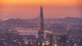 #6 Lotte World Tower, Seoul, Korea Selatan. Lotte World Tower memiliki ketinggian 1.821 kaki, merupakan gedung tertinggi di Korea Selatan dan gedung tertinggi keenam di dunia. Gedung ini juga dirancang oleh KPF. Di dalamnya terdapat perkantoran, apartemen, hotel, toko, gedung konser, dan area pengamatan. Foto: via ArchitecturalDigest
