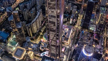 #5 Ping An Finance Center, Shenzhen, China. Gedung ini menjulang setinggi 1.965 kaki di atas cakrawala Shenzhen. Ping An Finance Center dibangun untuk menjadi pusat kawasan bisnis. Bangunan 100 lantai ini berpusat di sekitar ruang atrium dan berfungsi sebagai kantor pusat perusahaan asuransi Ping An. Bangunan ini juga dirancang oleh KPF. Foto: via ArchitecturalDigest