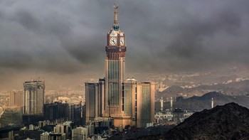 #4 Mecca Royal Clock Tower, Makkah, Arab Saudi. Menara yang juga dikenal dengan nama Abraj Al Bait ini mencapai ketinggian 1.972 kaki. Kompleks Royal Clock Tower mencakup tujuh hotel yang melayani jutaan peziarah yang mengunjungi Makkah setiap tahun. Masjidil Haram, situs paling suci umat Islam, terletak tak jauh dari menara ini. Selain menjadi gedung tertinggi keempat di dunia, jam yang berada di puncak bangunan tersebut merupakan yang terbesar di dunia. Masing-masing permukaan di keempat sisinya memiliki diameter 141 kaki. Foto: via ArchitecturalDigest
