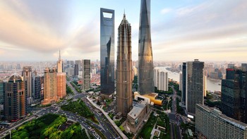 #3 Shanghai Tower, Shanghai, China. Tampaknya China memang mendominasi dalam hal gedung-gedung tertinggi di dunia. Shanghai Tower hanya salah satunya. Gedung ini dirancang oleh perusahaan AS Gensler, menjulang setinggi 2.073 kaki. Salah satu fitur paling istimewanya adalah sembilan zona dalam ruangan berbeda, masing-masing memiliki atrium, taman, dan kafe. Bentuk Shanghai Tower yang memutar estetis berfungsi mengurangi hambatan angin. Foto: via ArchitecturalDigest