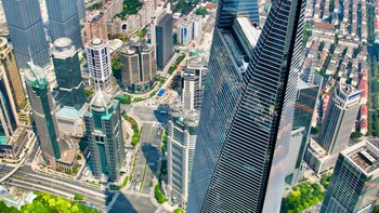 #12 Shanghai World Financial Center, Shanghai, China. Shanghai World Financial Center menjulang setinggi 1.614 kaki, menampung kantor dan hotel. Karena bentuknya yang tidak biasa, ia mendapat julukan: pembuka botol. Gedung ini dirancang oleh firma arsitektur AS Kohn Pedersen Fox (KPF). Foto: via ArchitecturalDigest