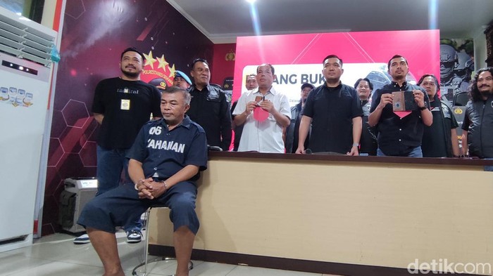 Rilis pelaku pencurian mobil dan ponsel yang dilakukan seorang sopir alat berat di Semarang, Jumat (1/12/2023).