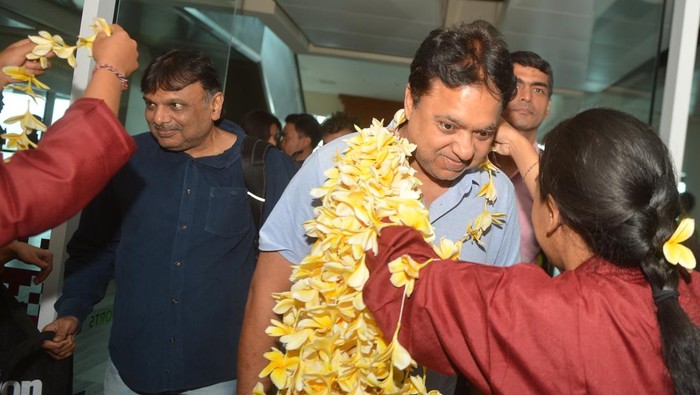 Penerbangan perdana India-Bali Pesawat milik maskapai penerbangan asal India Vistara tiba saat pembukaan rute penerbangan atau inaugural flight di Bandara Internasional I Gusti Ngurah Rai, Badung, Bali, Jumat (1/12/2023). Penerbangan maskapai Vistara dengan rute Delhi-Bali-Delhi yang dijadwalkan beroperasi setiap hari itu merupakan penerbangan langsung (direct flight) perdana yang menghubungkan Bali dengan India yang diharapkan dapat meningkatkan kunjungan wisatawan India ke Bali. ANTARA FOTO/Fikri Yusuf/nym.