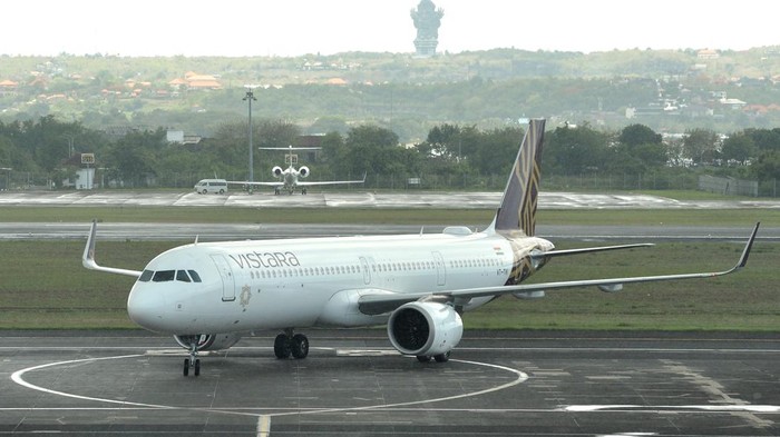 Pesawat milik maskapai penerbangan asal India Vistara tiba saat pembukaan rute penerbangan atau inaugural flight di Bandara Internasional I Gusti Ngurah Rai, Badung, Bali, Jumat (1/12/2023). Penerbangan maskapai Vistara dengan rute Delhi-Bali-Delhi yang dijadwalkan beroperasi setiap hari itu merupakan penerbangan langsung (direct flight) perdana yang menghubungkan Bali dengan India yang diharapkan dapat meningkatkan kunjungan wisatawan India ke Bali. ANTARA FOTO/Fikri Yusuf/nym.
