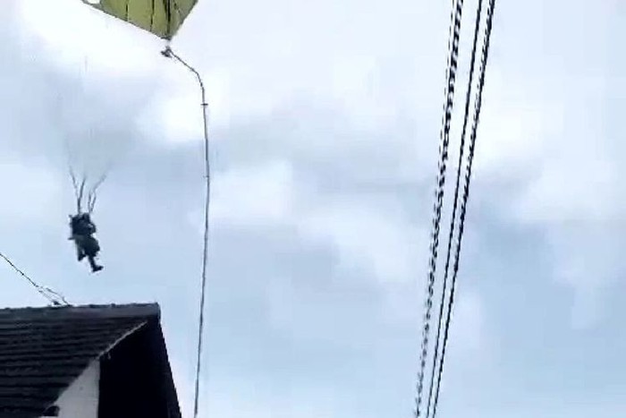 Penerjun payung jatuh mendarat di atap rumah warga di Blitar, 27 November 2023. (Dok TNI)