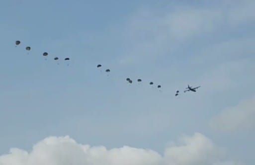 Penerjun payung jatuh mendarat di atap rumah warga di Blitar, 27 November 2023. (Dok TNI)