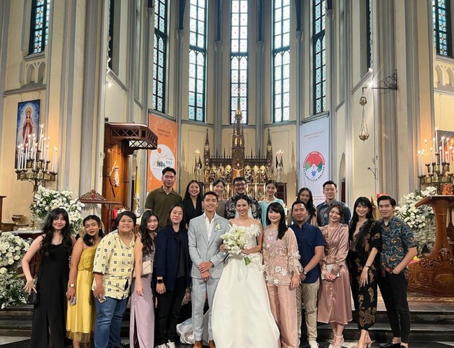 Nuansa putih mendominasi dekorasi pemberkatan Jonatan Christie dan Shanju. Mawar putih dan bunga lili pun menjadi elemen utama yang mempercantik aula gereja. Foto: Instagram/@jonathanwongso @haruuuu_chan
