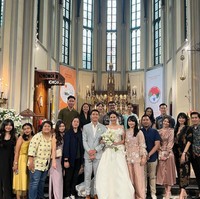 Nuansa putih mendominasi dekorasi pemberkatan Jonatan Christie dan Shanju. Mawar putih dan bunga lili pun menjadi elemen utama yang mempercantik aula gereja. Foto: Instagram/@jonathanwongso @haruuuu_chan