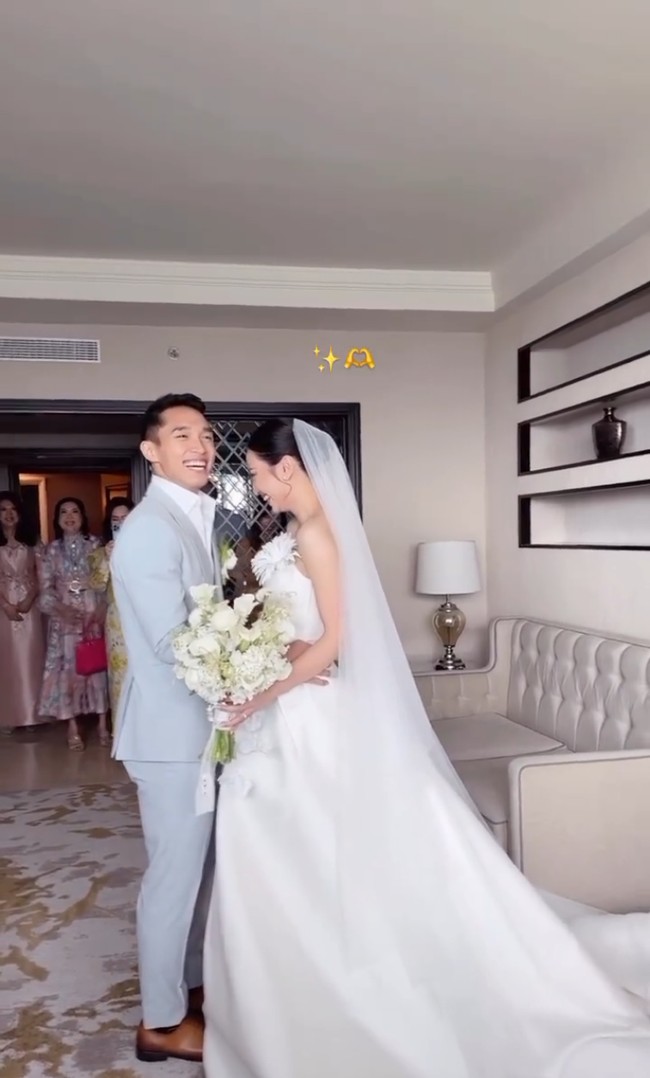 Sang mempelai wanita, Shanju, cantik sekaligus anggun berbalut gaun strapless dengan aksen bunga di bagian dada dan peplum yang mengaksentuasi pinggang. Foto: Instagram/@jonathanwongso @haruuuu_chan
